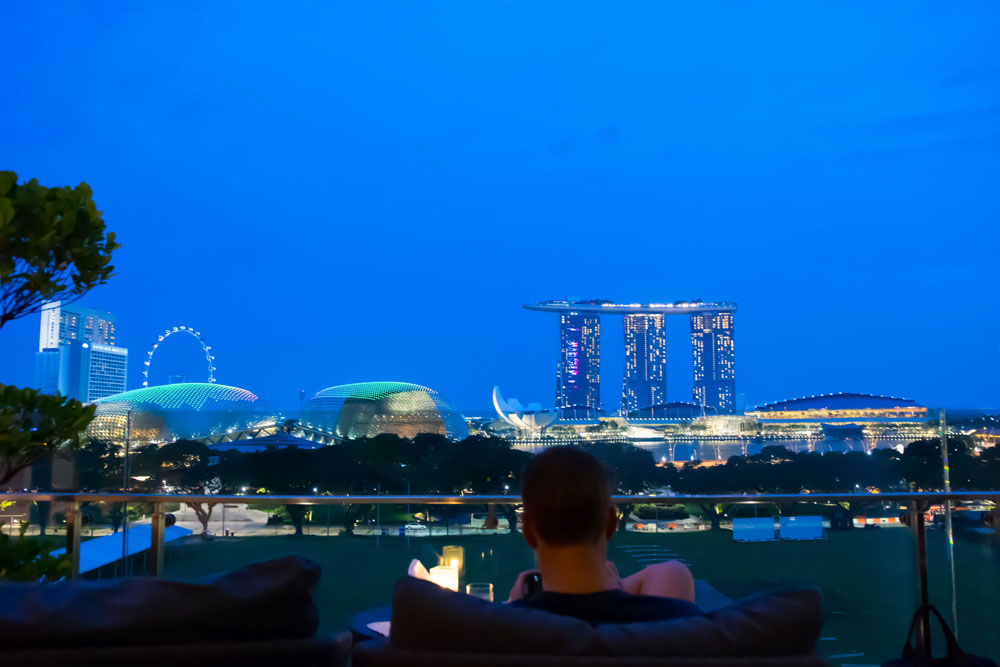 日が沈まり、辺りはさらに暗くなり、シンガポールの美しい夜景の時間帯に！時刻は19時10分。
