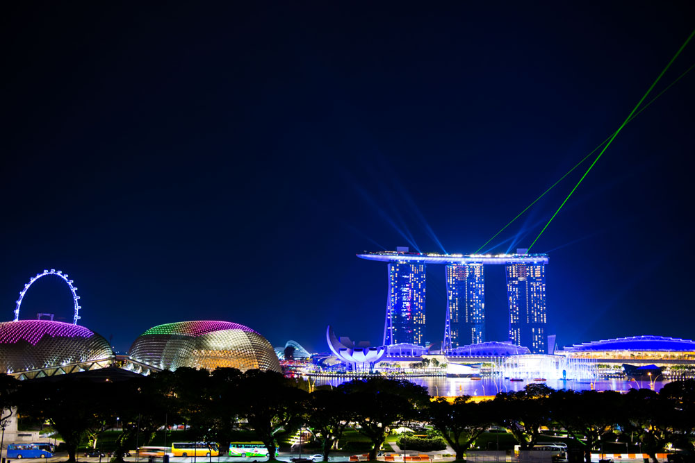 噴水ショー「スペクトラ」開催時間のマリーナベイサンズとシンガポールフライヤーは、とても美しく一見の価値ありです。