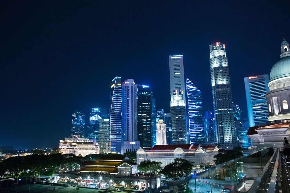 スモークアンドミラーズの右側を見ると、シンガポールの高層ビル群が光り輝いており、こちらもとても美しいです。