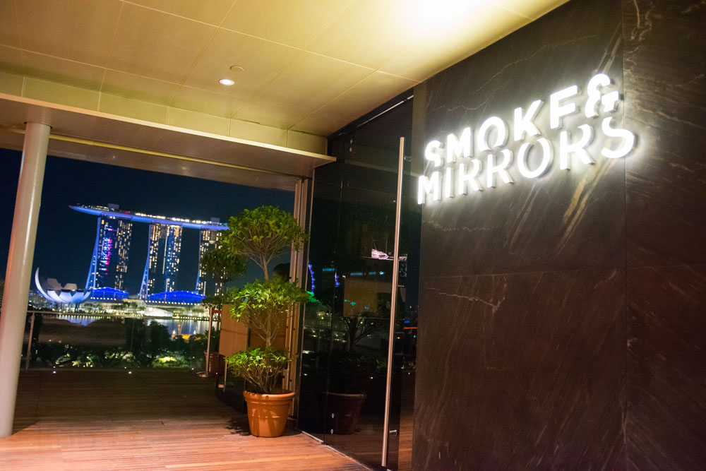 スモークアンドミラーズ(Smoke & Mirros)の入り口での夜景写真。で、背景にマリーナベイサンズが映える！