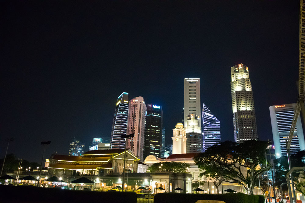 歩きながら夜景写真を一枚パシャリ。シンガポールの高層ビル群が美しく光り輝いているのが撮れました！