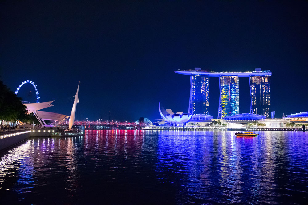 シンガポールフライヤーが左手に見えるマリーナベイサンズの夜景写真