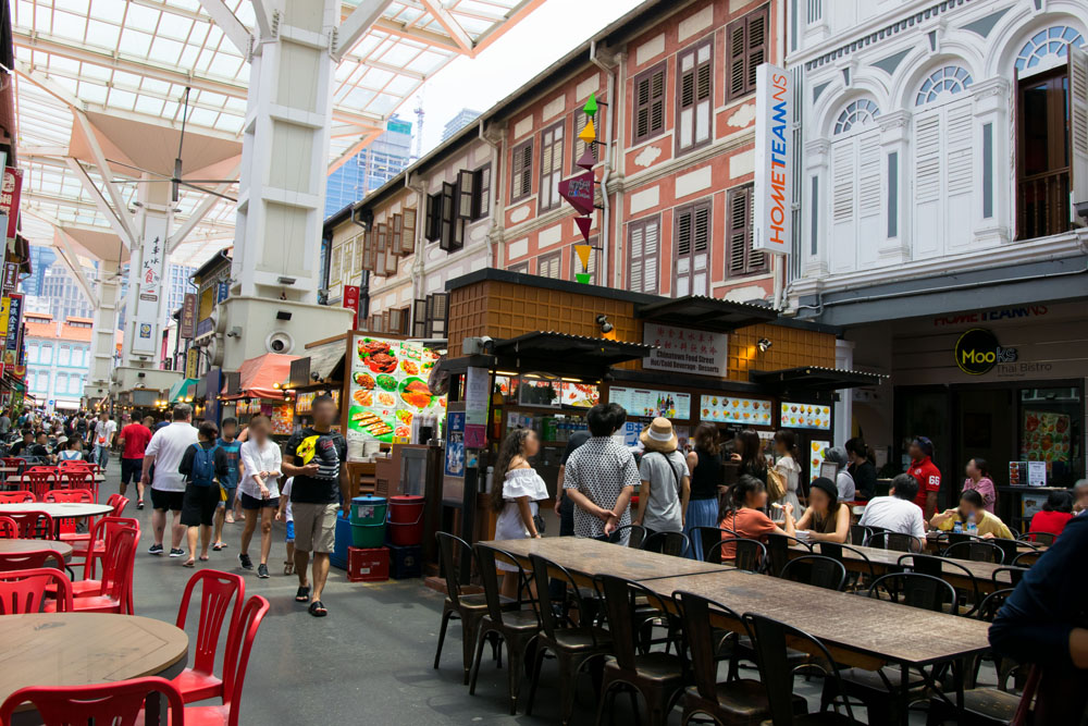 フードストリートには多くのホーカーズ（屋台）があり、シンガポール名物料理がたくさん食べられるのです！
