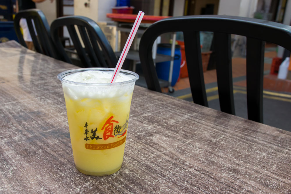 パイナップルジュース！スムージーという訳では無かったのですが、パイナップル感たっぷりで氷もたくさん！熱帯気候のシンガポールに最適の飲み物でした！