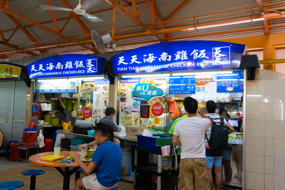 午後4時のシンガポールで一番有名なチキンライス店である天天海南鶏飯は2人しか待ちがない