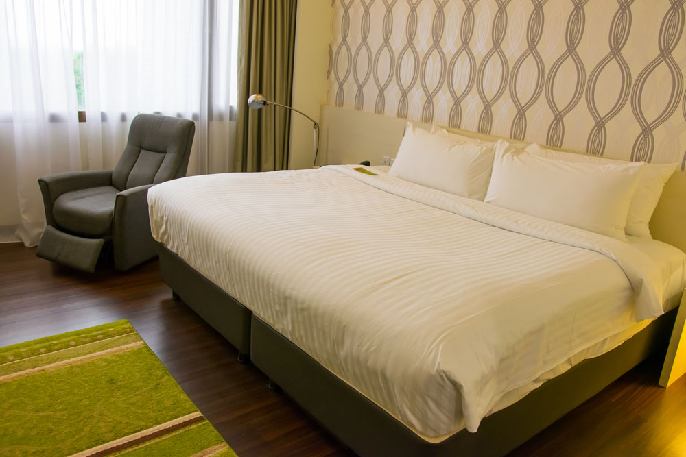 ビレッジ ホテル ブギスのスーペリアルームのベッドは、キングサイズでかなり広いです！（シングルベッド2つも選択可能！）