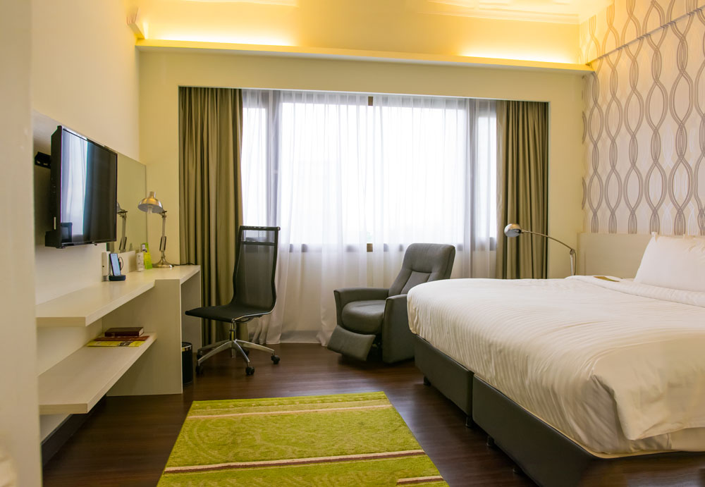 ビレッジ ホテル ブギスにチェックインしたら部屋が広かったけどベッドが臭かった 写真メインのシンガポール旅行記ブログ