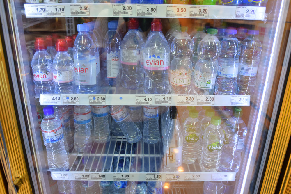 シンガポールのコンビニでは、エビアン(2.8ドル：約235円)や、ボルビック(2.5ドル：約210円)などの他に、安めのセブンオリジナルのお水が1.8ドル(約151円)で売っています！