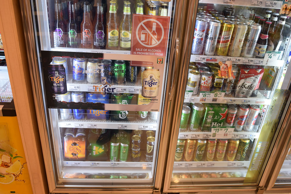 シンガポールのコンビニ「セブンイレブン」で売っているお酒。350mlのタイガービールが4.1ドル(約344円)と、日本より高いです！