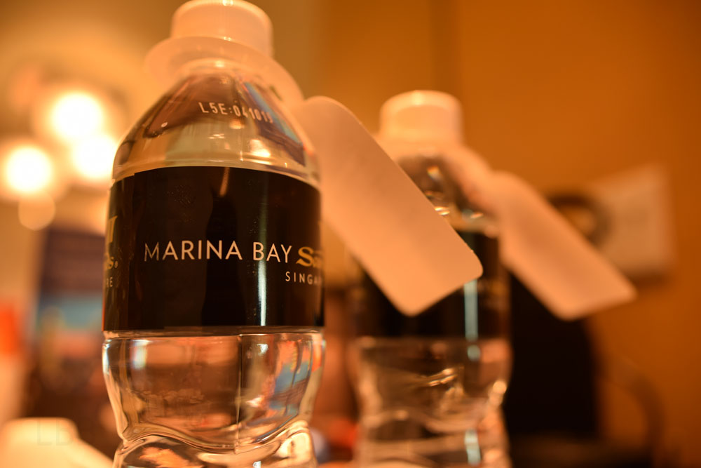 マリーナベイサンズのロゴが入ったペットボトルの水