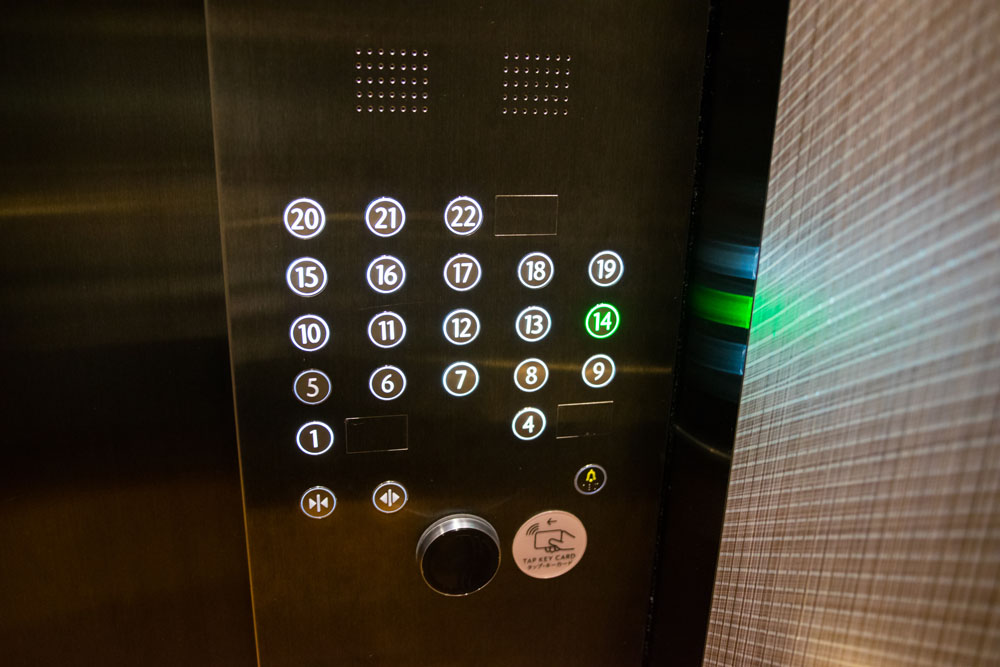 マリーナベイサンズホテルの低階層用のエレベータは22階までしか行けない