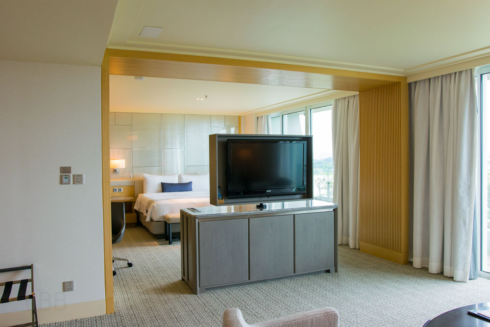 マリーナベイサンズホテルのグランドクラブルームのベッドルームはテレビ台で仕切られている