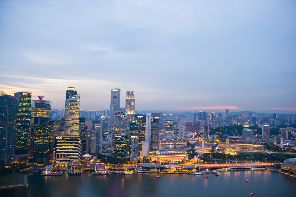 マリーナベイサンズのインフィニティプールから見えるシンガポールの街並みの夕焼け写真