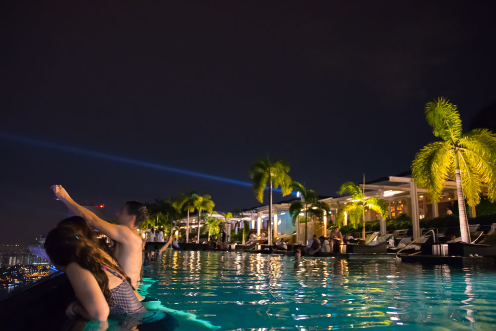 マリーナベイサンズホテルの屋上プールの夜景写真
