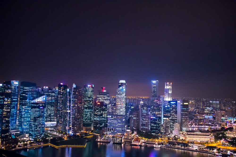 屋上プールから見えるシンガポールの高層ビル群の夜景写真。光り輝きすぎです！最高！！！