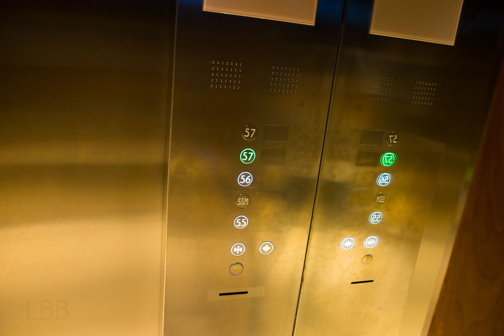 マリーナベイサンズホテルのインフィニティプールがある屋上は57階。56階はトイレです。