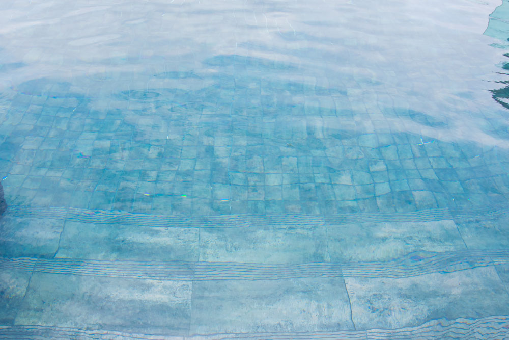 水が青色でキレイなマリーナベイサンズホテルのインフィニティプール