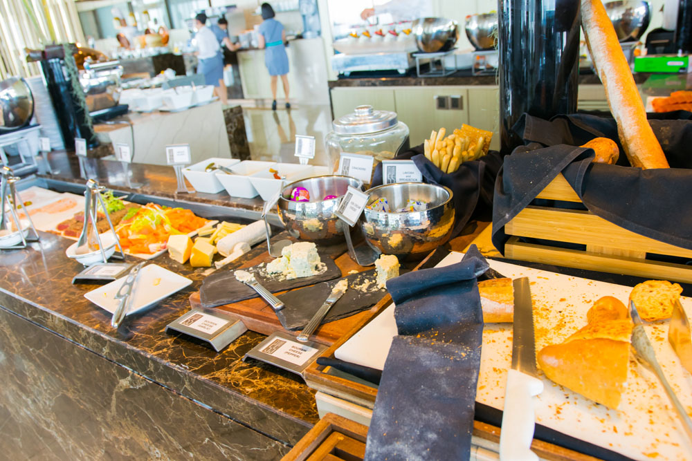 マリーナベイサンズのCLUB55の朝食のパンコーナーの隣には、トッピングできる6種類以上のチーズも完備！