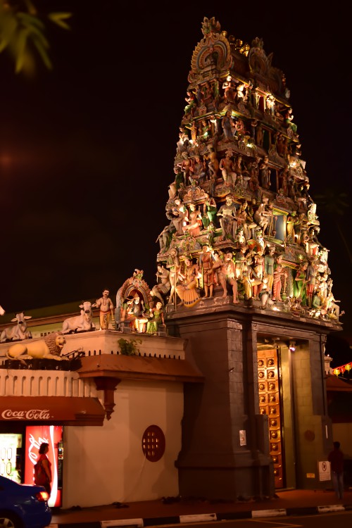 スリ マリアマン寺院の夜のライトアップ