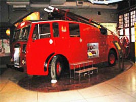 館内に展示された歴代消防車
