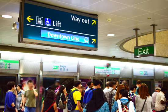 シンガポールの電車(MRT)の乗換の案内板。青色がDowntownラインと、分かりやすいです。