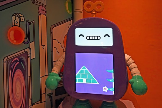 常設展A Voyage Back In Timeを案内するWonderBot