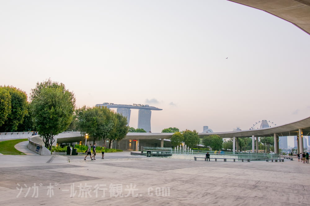 こちらは、マリーナバラージの屋上広場へ続く、螺旋状になっている坂道です。