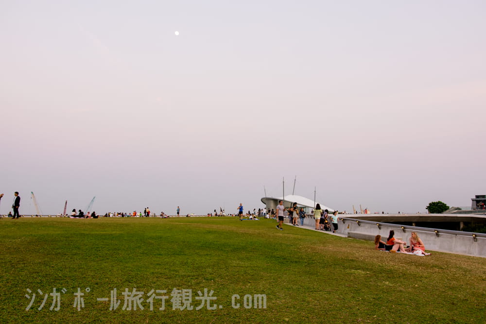 マリーナバラージの24時間開放されている屋上広場に行くことができます。19時を過ぎているため、写真上部にはお月さまがみえています。