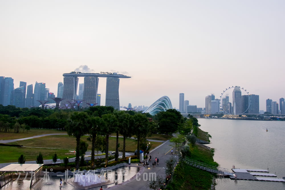マリーナバラージから見えるマリーナベイサンズの夕暮れの写真。撮影日時は19時5分です。