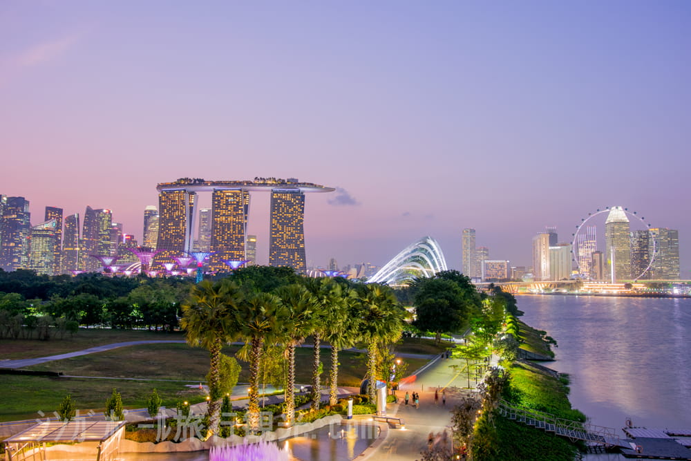 マリーナバラージ(Marina Barrage)から見えるライトアップされたマリーナベイサンズホテルの夜景写真