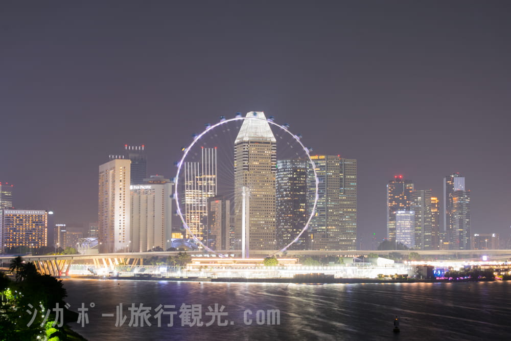 マリーナバラージから見えるシンガポールフライヤーは、観覧車の正面から見ることができるため、おすすめです。