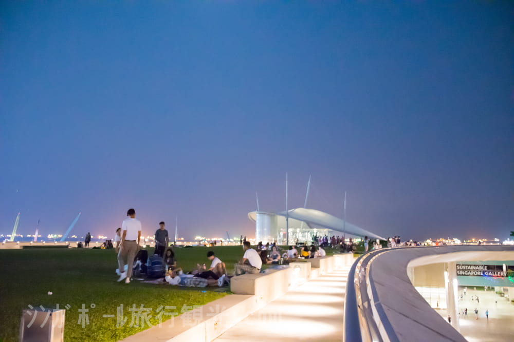 マリーナバラージの屋上広場は24時間開放のため、多くの人達がピクニック間隔で楽しい時間を過ごしています。