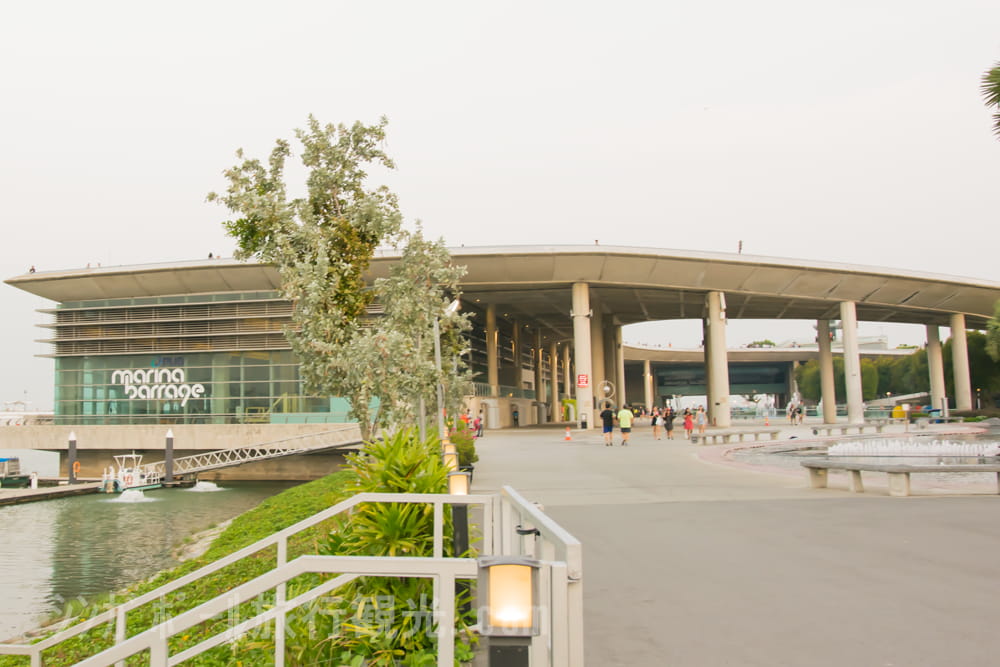 マリーナ バラージ(Marina Barrage)の入口。手前に噴水があります。