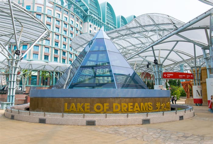 昼間の時間帯のレイク・オブ・ドリームス（Lake of Dreams）