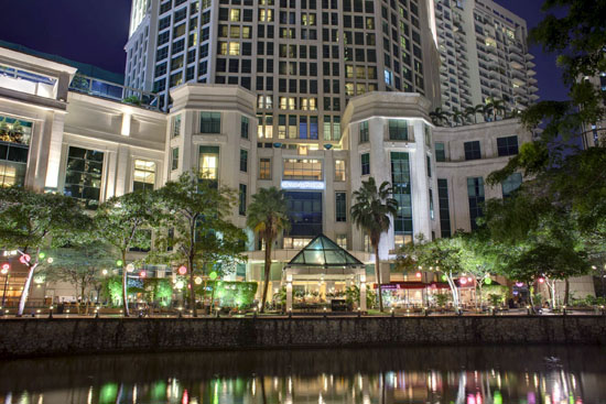 グランド コプソーン ウォーターフロント ホテルの外観その②。夜はライトアップされ、シンガポール・リバーが美しく見渡せます。