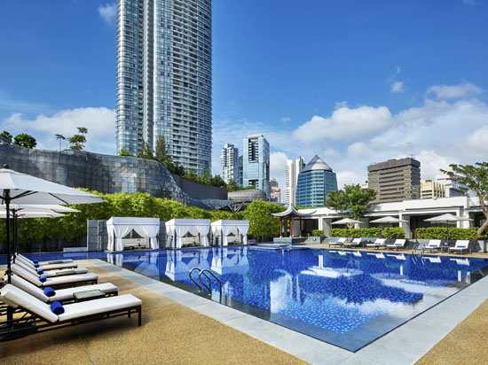 シンガポール マリオット ホテルの4階にある屋外プール