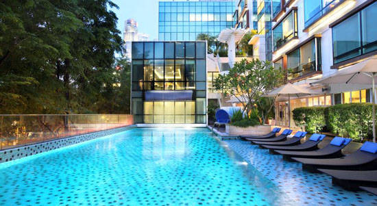 パークレジスシンガポールの屋外プール。そこまで広くはないが、ちょっとした運動やリッラクスしたい時に便利。