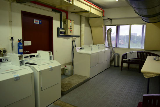 10階のランドリールームにある洗濯機と乾燥機