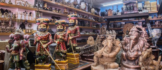 ヒンドゥー教の神々の像など、興味深いグッズが多い