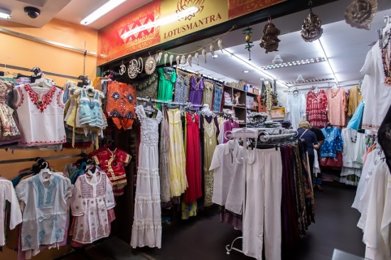 インドの民族衣装、サリーを扱う衣料品店もあります！