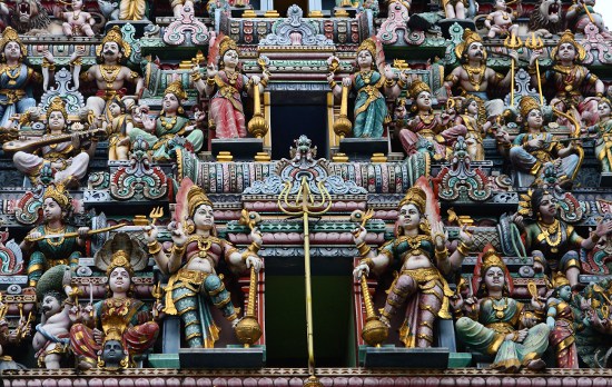 ヒンドゥー教の神々が色鮮やかに彫られた入口の門
