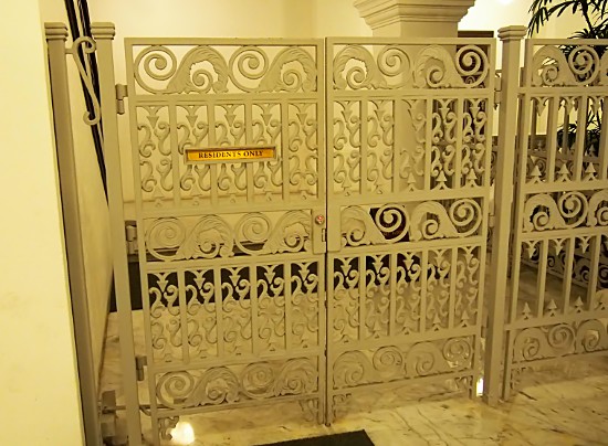 ラッフルズホテル側面の鍵のついた門