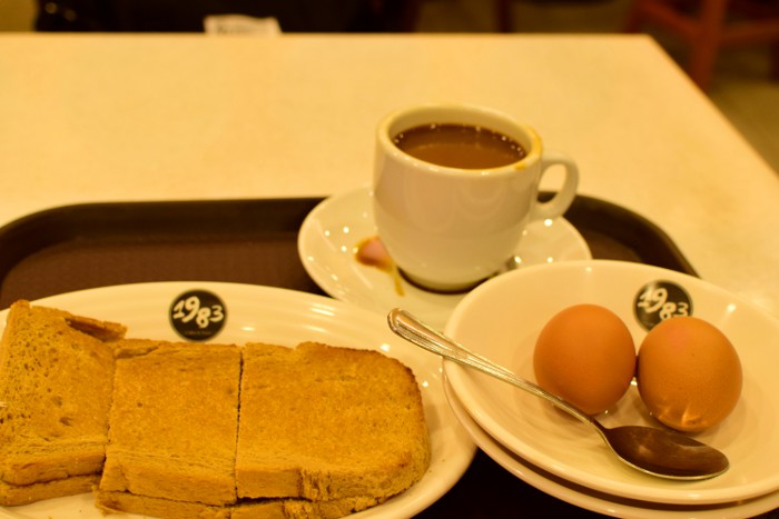 カヤトーストとコーヒー、半熟卵のセット