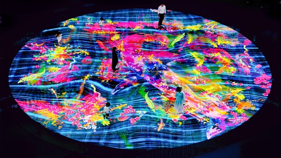Digital Light Canvasで足元の映像と触れ合う来場者
