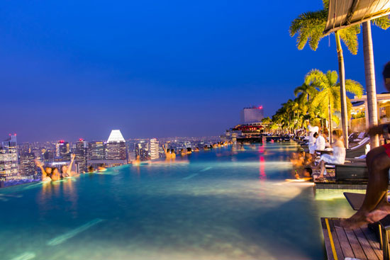 マリーナベイサンズホテルの屋上プールから見えるシンガポールの光り輝く素敵な夜景