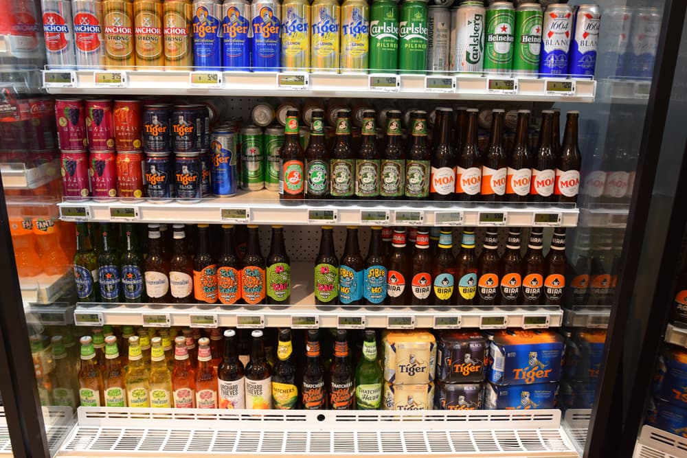 マリーナベイサンズのスーパーマーケットに入ってすぐにある、冷えてるお酒コーナーには、タイガービール、アサヒスーパードライ、カールスバーグ、ハイネケン、ギネスビール、サッポロビール、ほろよいなどがあります。