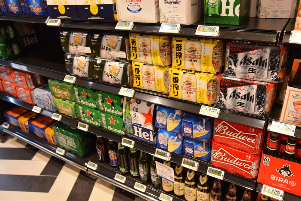 マリーナベイサンズホテルのスーパーマーケットで売られているケース入りのお酒。キリン一番搾り生ビール、アサヒスーパードライ、サッポロビールなどがあります。